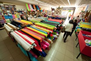 Santa Cruz de Tenerife- 15.01.13.- Material y tejido de carnaval en la tienda El Kilo.