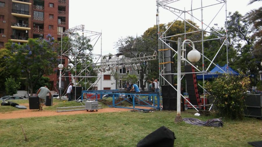En las primeras horas del viernes se comenzó con el armado del escenario. Foto: Agenda Abierta