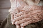 Salud recordó las principales medidas de cuidado para los adultos mayores en esta temporada